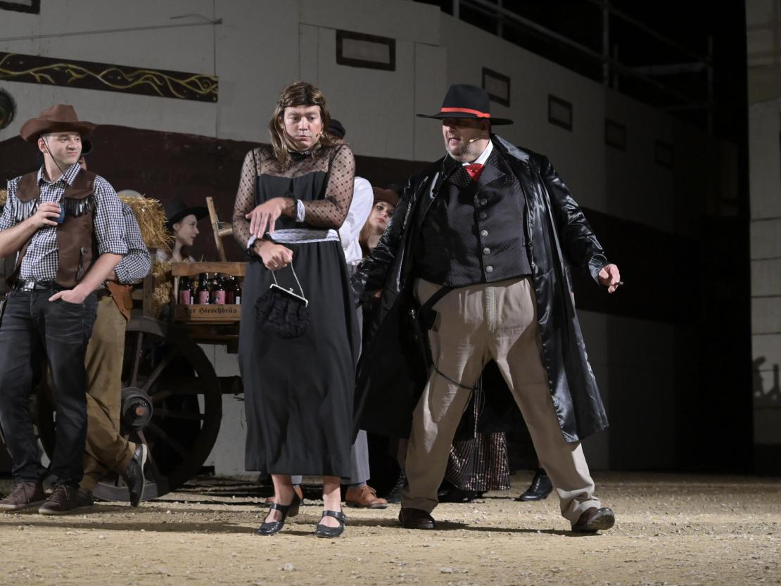 Der Theaterverein Donauwörth e.V. spielt "In 80 Tagen um die Welt" auf der Freilichtbühne am Mangoldfelsen. 