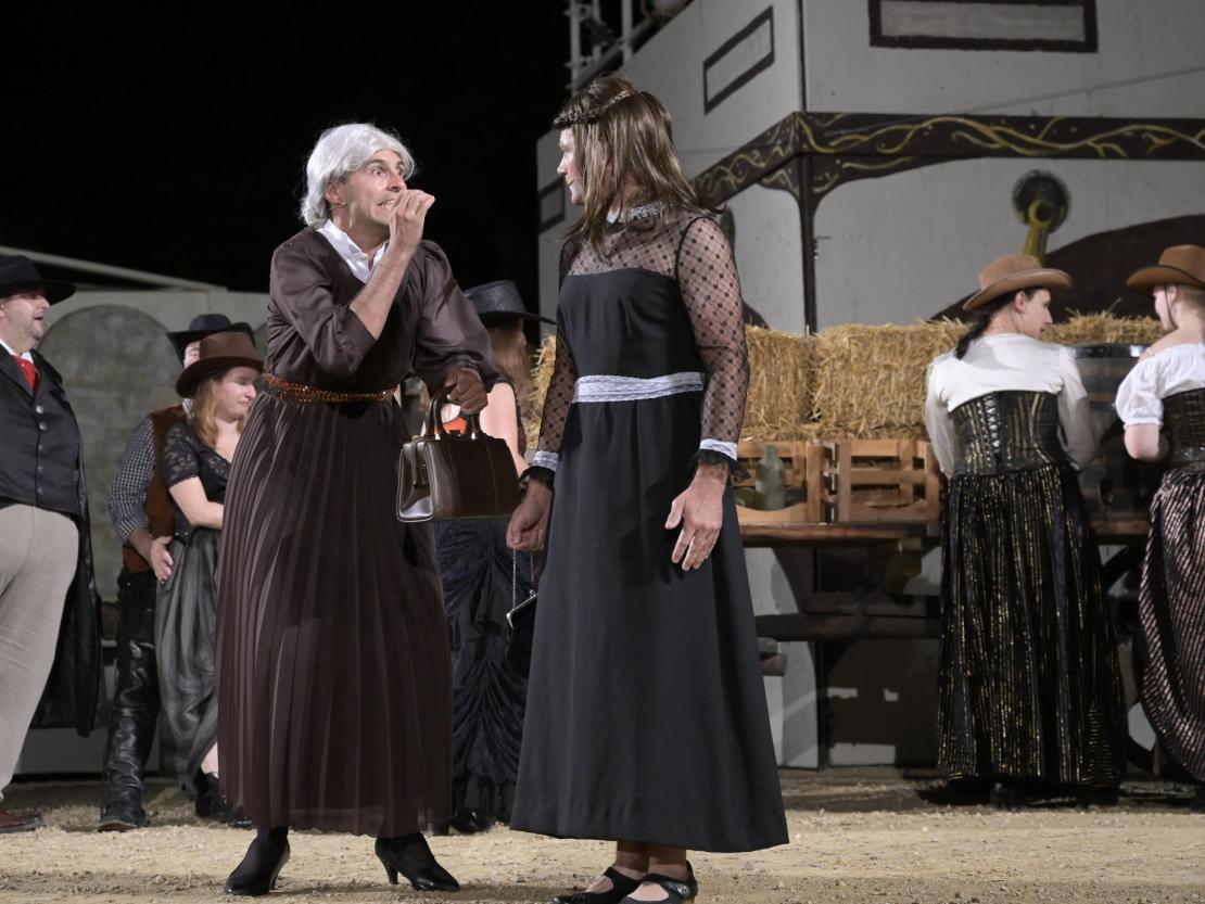 Der Theaterverein Donauwörth e.V. spielt "In 80 Tagen um die Welt" auf der Freilichtbühne am Mangoldfelsen. 