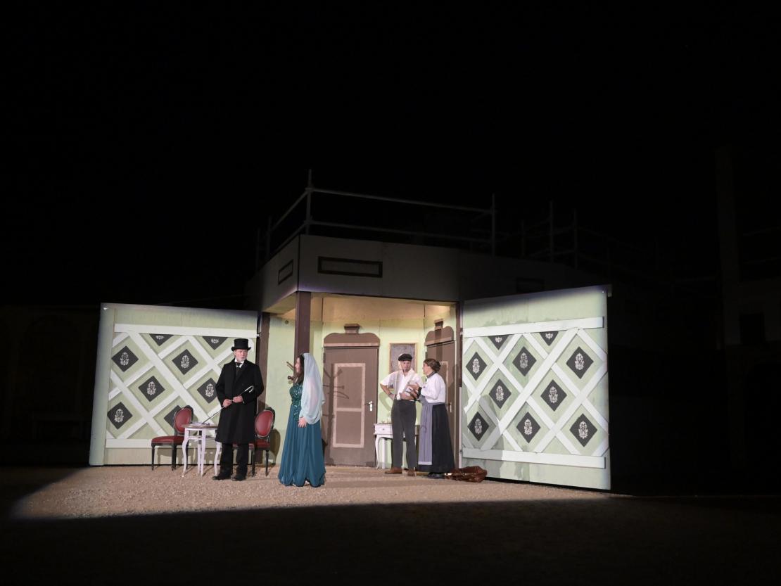 Der Theaterverein Donauwörth e.V. spielt "In 80 Tagen um die Welt" auf der Freilichtbühne am Mangoldfelsen. 