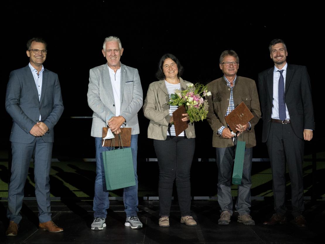 Das Bild zeigt OB Jürgen Sorré, Arthur Schmidt, Silvia Gnad, Helmut Rasp und Sportreferent Jonathan Schädle. 