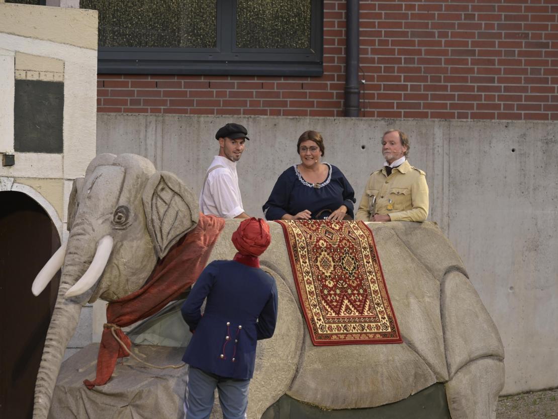 Der Theaterverein Donauwörth e.V. spielt "In 80 Tagen um die Welt" auf der Freilichtbühne am Mangoldfelsen. 