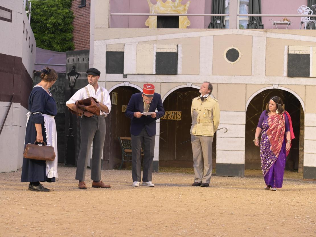 Der Theaterverein Donauwörth e.V. spielt "In 80 Tagen um die Welt" auf der Freilichtbühne am Mangoldfelsen. 