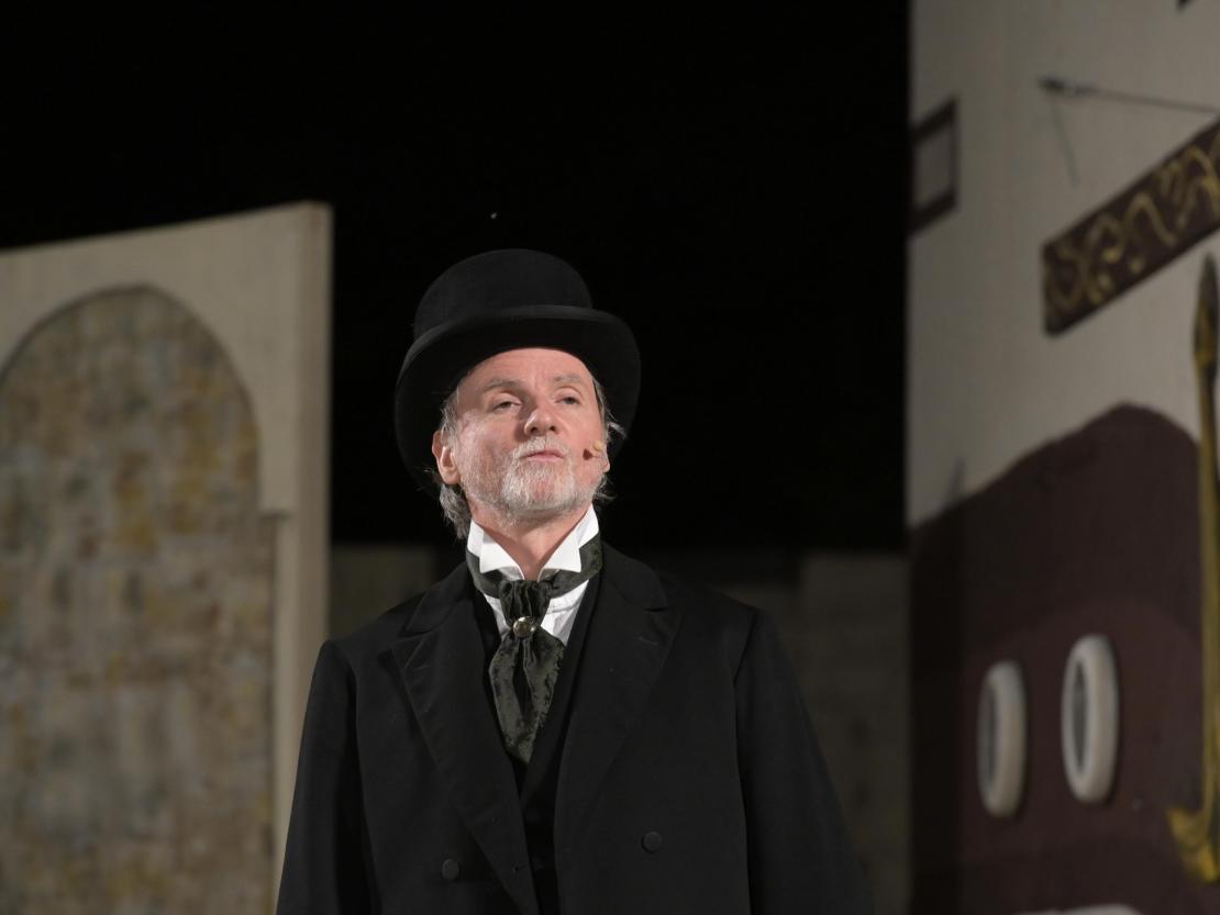 Der Theaterverein Donauwörth e.V. spielt "In 80 Tagen um die Welt" auf der Freilichtbühne am Mangoldfelsen. 