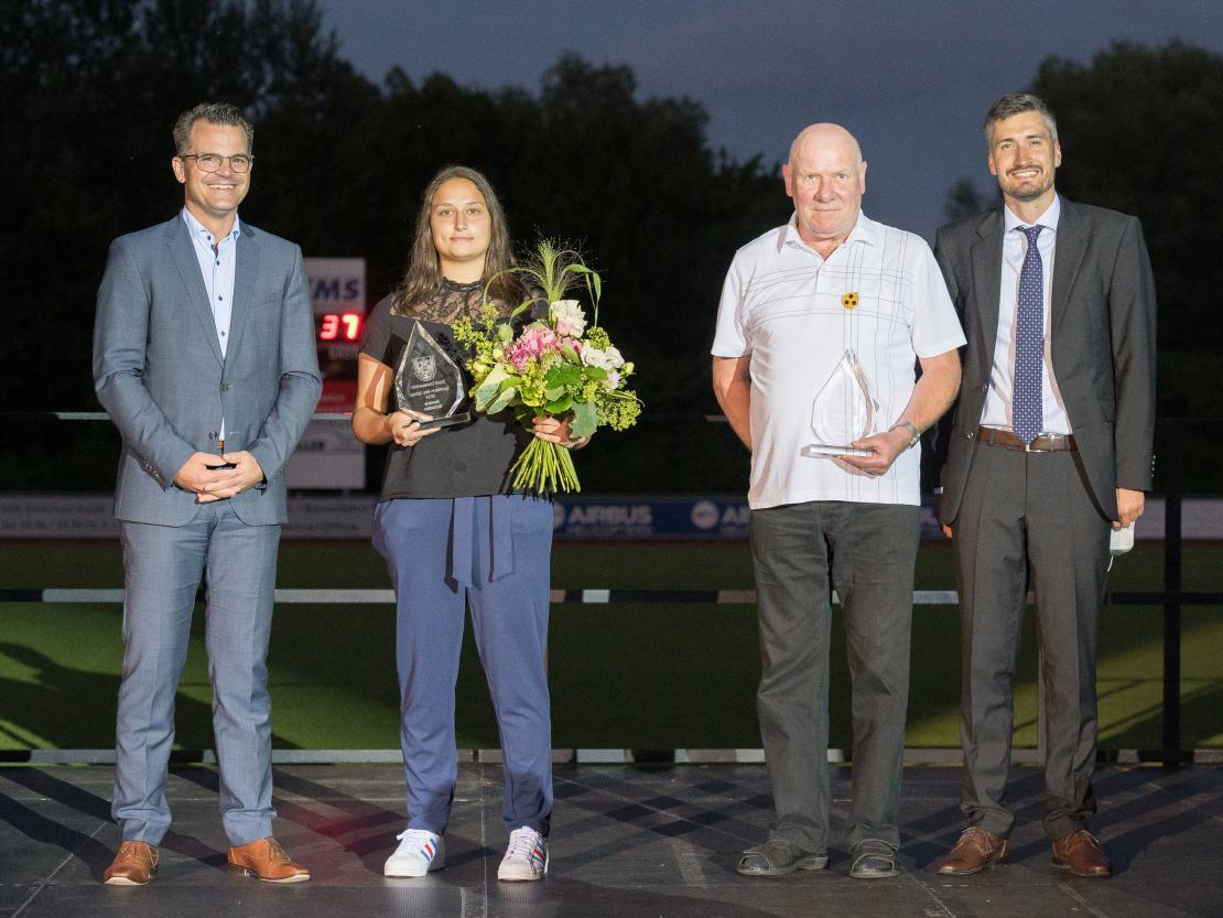 Jessica Schadko und Friedrich Maier (3. v. links) sind Donauwörther Sportler des Jahres 2019 und wurden von OB Jürgen Sorré (links) und Sportreferent Jonathan Schädle geehrt. 