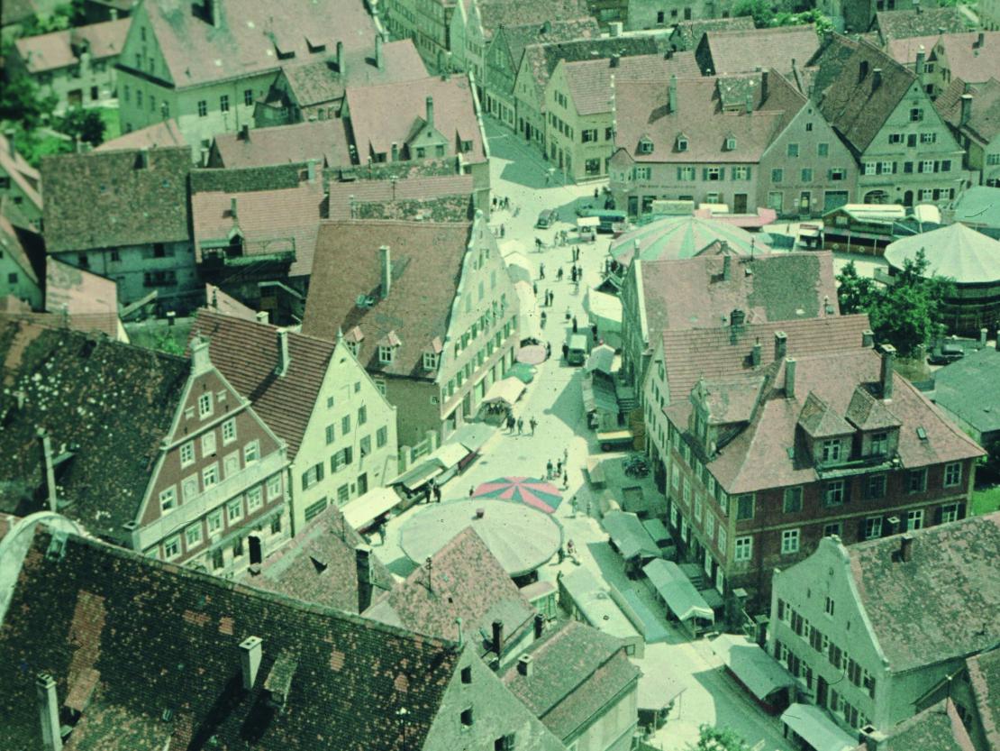 Dieses nachträglich kolorierte Foto zeigt die Nördlinger Mess‘, als sie noch in der Innenstadt stattfand.