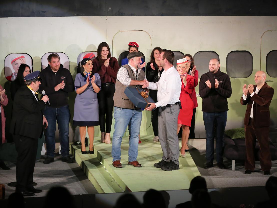 Schluss von Theaterstück Boeing Boeing, Regisseur erhält Geschenk