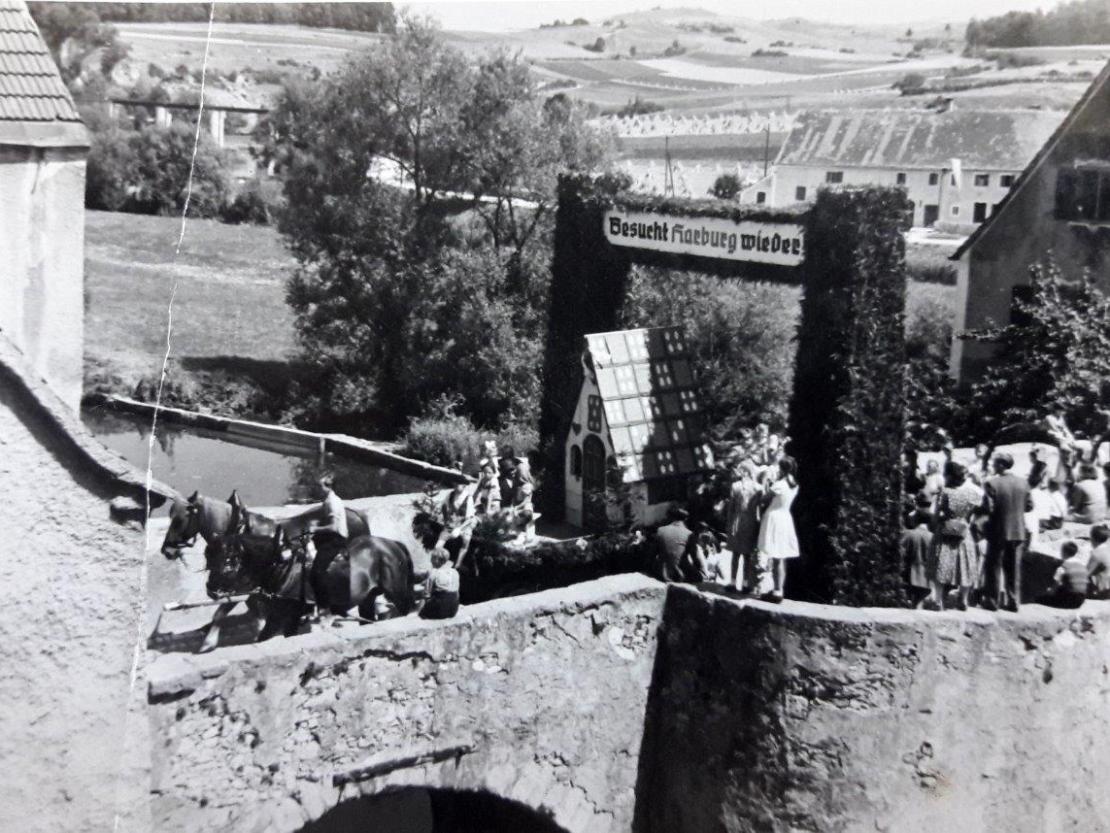 1949 feierten die Harburger*innen ein großes Stadtjubiläum, auf der Brücke, dem Markplatz und an der sogenannten „Schiffswiese“.