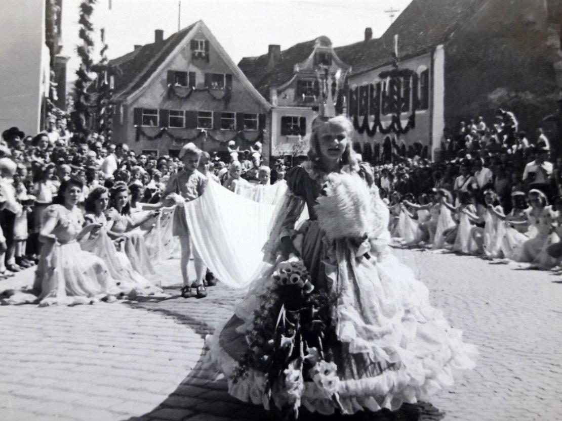 1949 feierten die Harburger*innen ein großes Stadtjubiläum, auf der Brücke, dem Markplatz und an der sogenannten „Schiffswiese“.