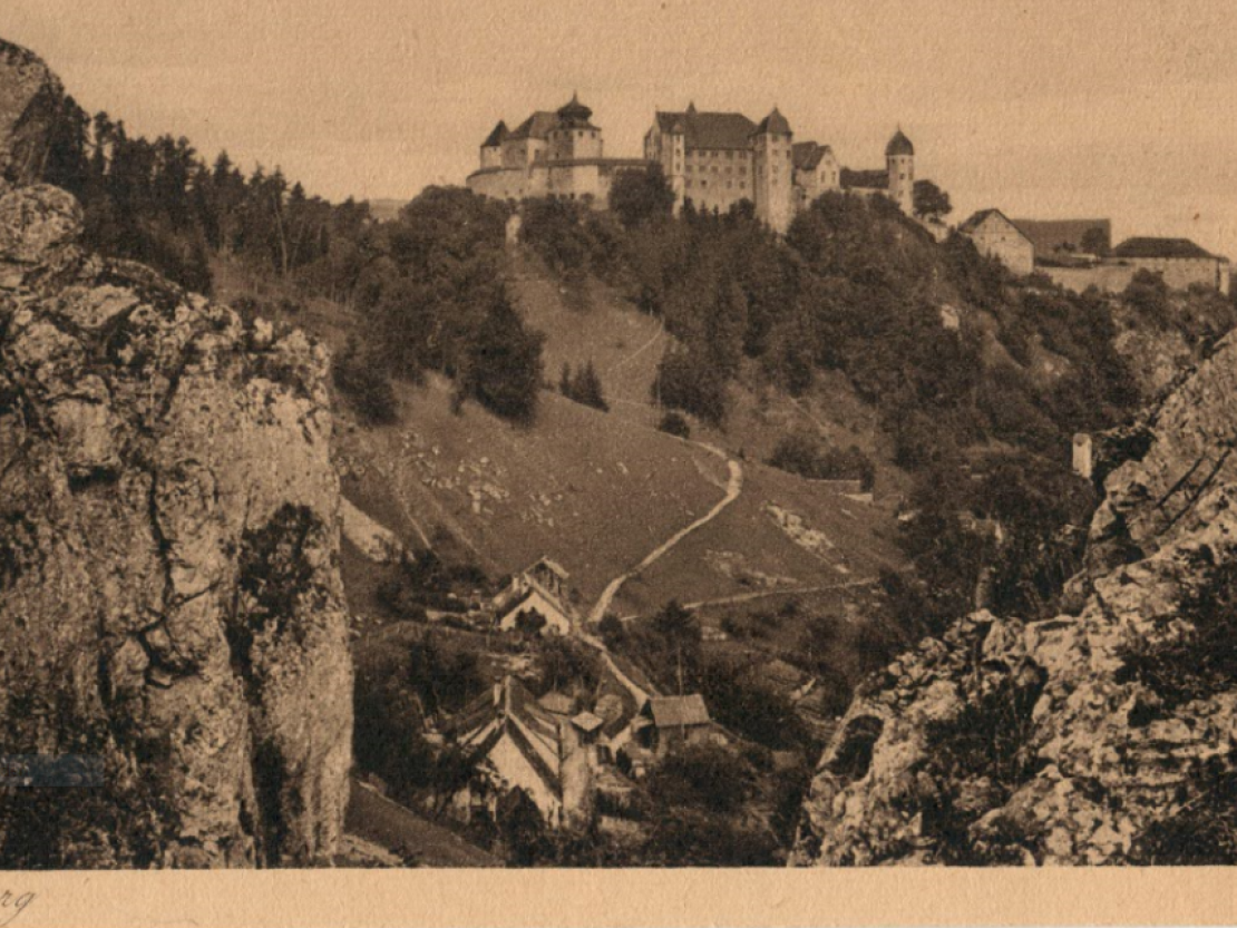 So sah Harburg vor dem Tunnelbau aus. 1955 wurde mit dem Bau der beiden Tunnel unterhalb der Burg begonnen. Für die Ortsumgehung war nur die Trasse am rechten Wörnitzufer geeignet. Unter schwierigen Bedingungen wurde der Fels des Burgberges gesprengt, 1957 erfolgte der offizielle Durchstich. Im Dezember des gleichen Jahres wurden die Tunnel dem Verkehr übergeben.