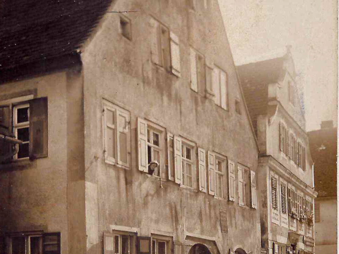 Um 1900 ist diese Aufnahme vom Hertle-Haus im Egelsee in Harburg entstanden. Vor einigen Jahren wurde das Gebäude saniert und nun als Gaststätte und Hotel genutzt.