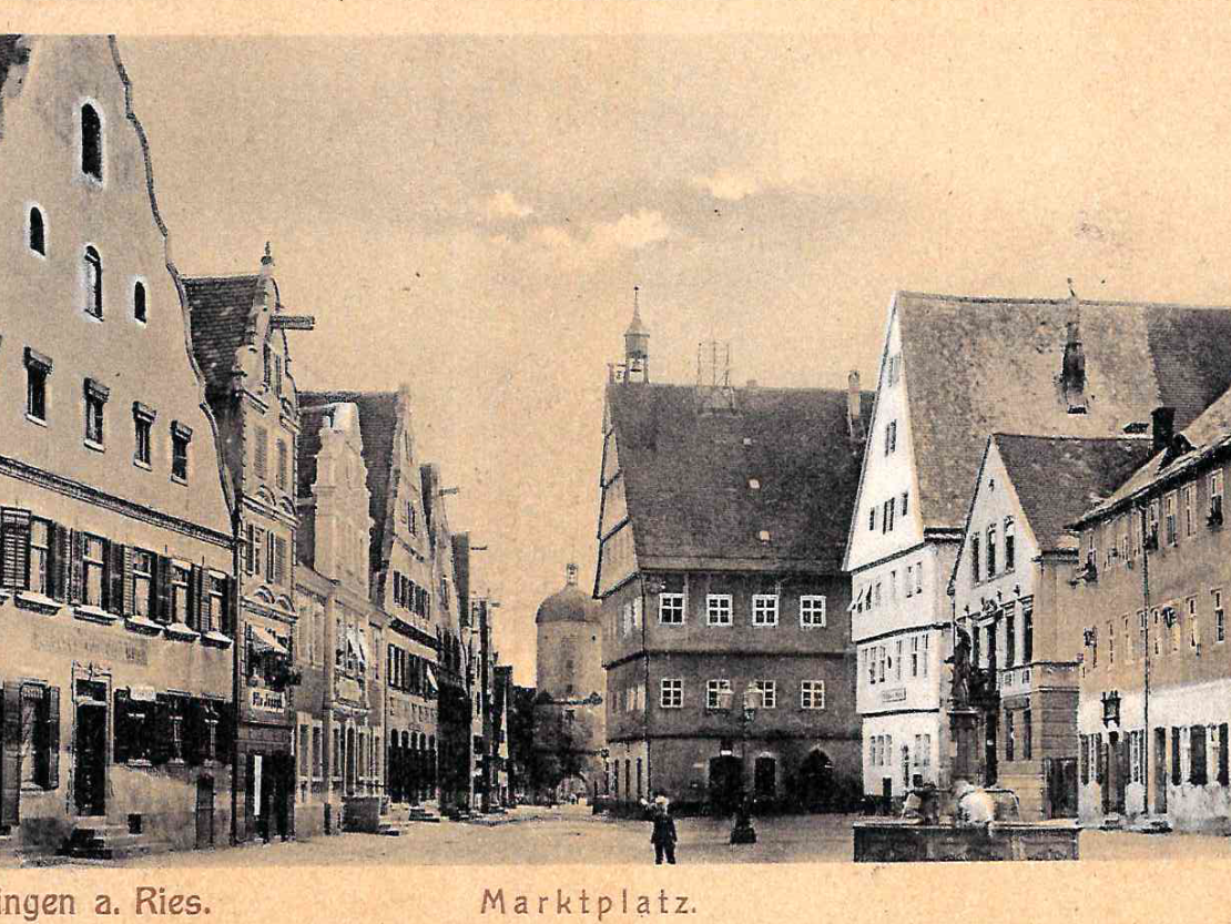 Etwa aus dem Jahr 1910 stammt diese Ansicht vom Oettinger Markplatz. Auffällig ist, dass das Fachwerk am Gebäude des Rathauses und am Hotel Krone fast vollständig verputzt ist