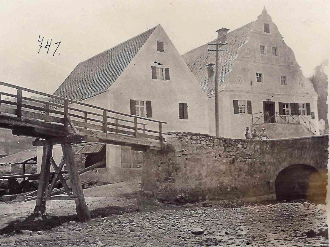 Auf dem Bild siehrt man wie früher die Harburger Brücke aussah. Damals bestand sie größtenteils aus Holz.