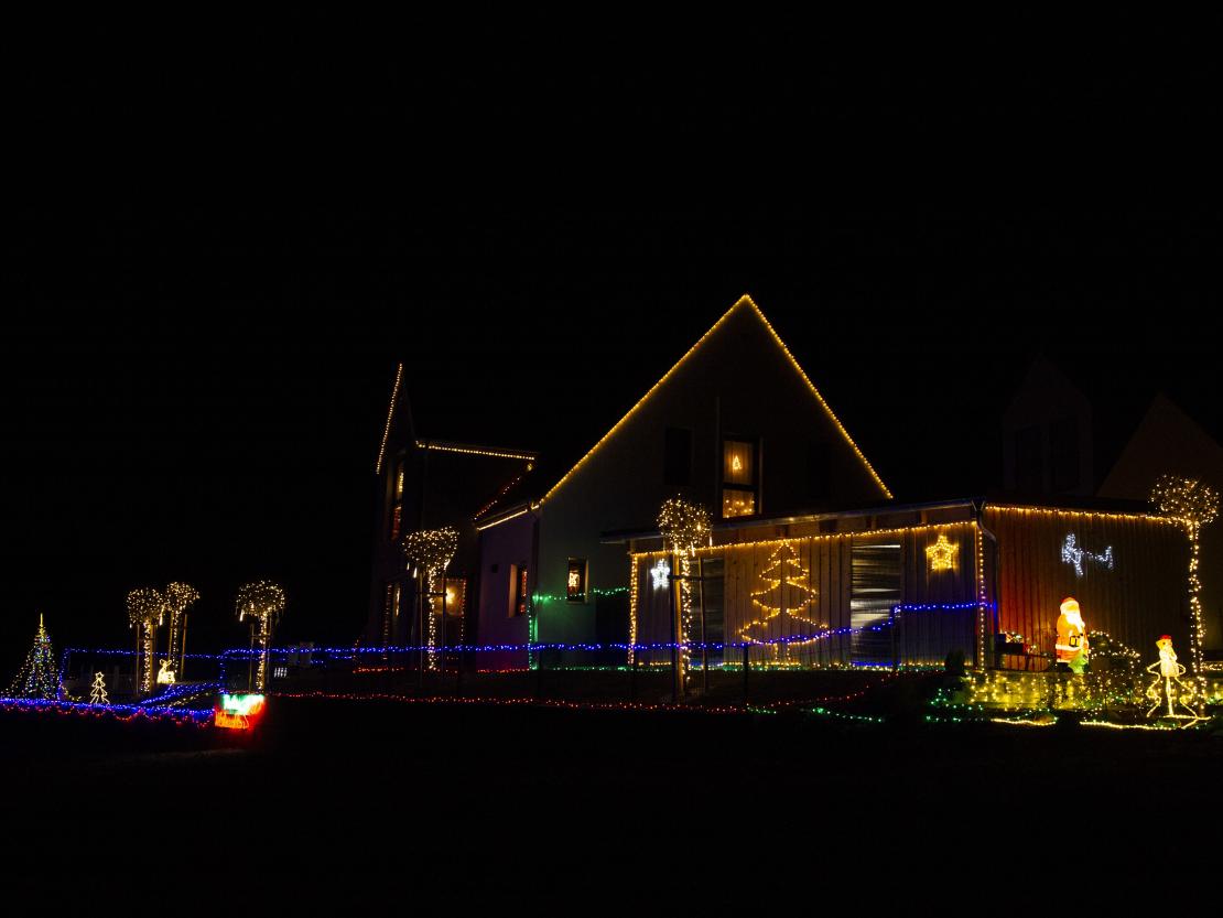 Auf dem Bild sieht man das Weihnachtshaus in Schopflohe.