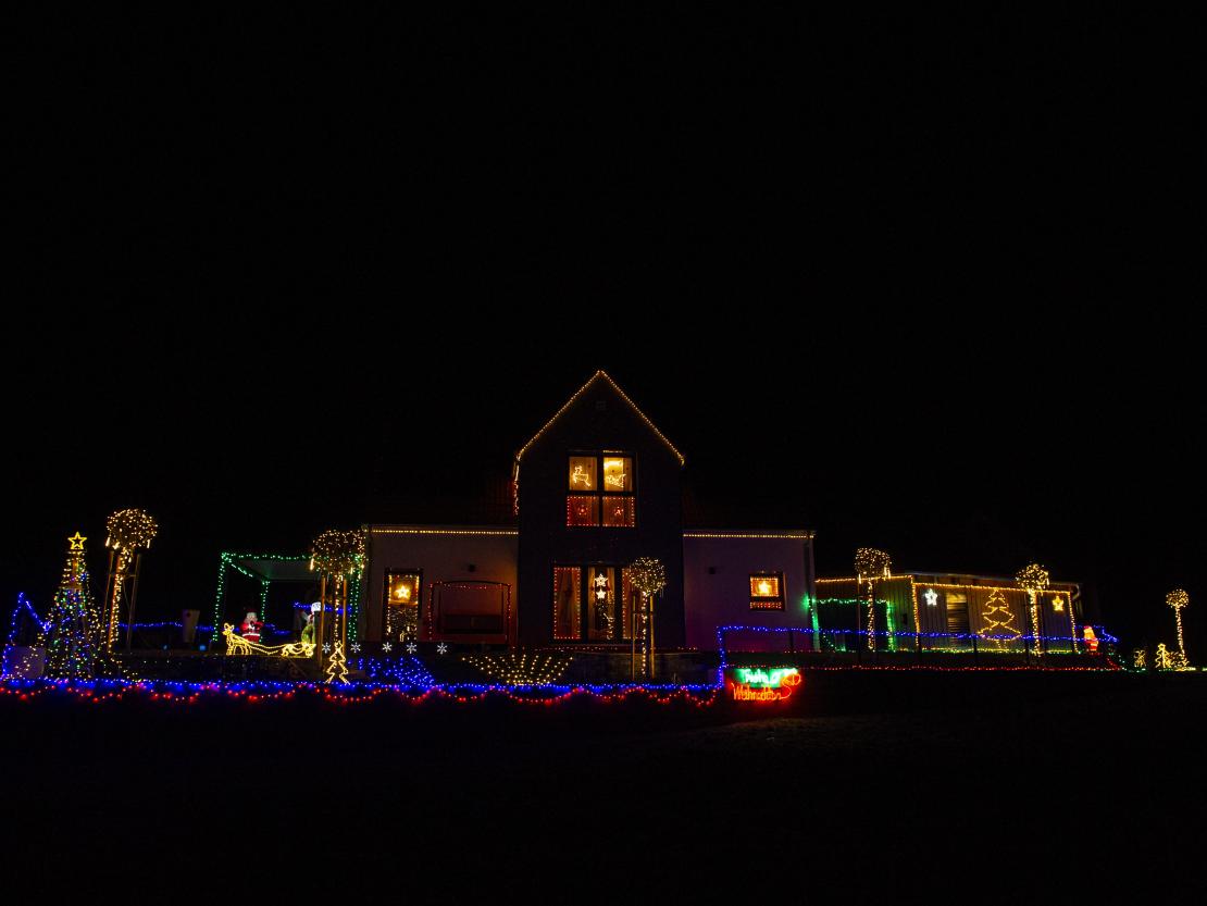 Auf dem Bild sieht man das Weihnachtshaus in Schopflohe.