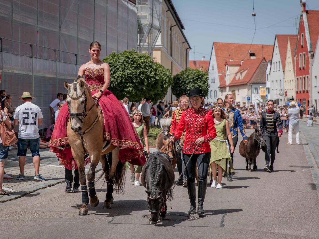 Das Bild zeigt den Nördlinger Messumzug 2022