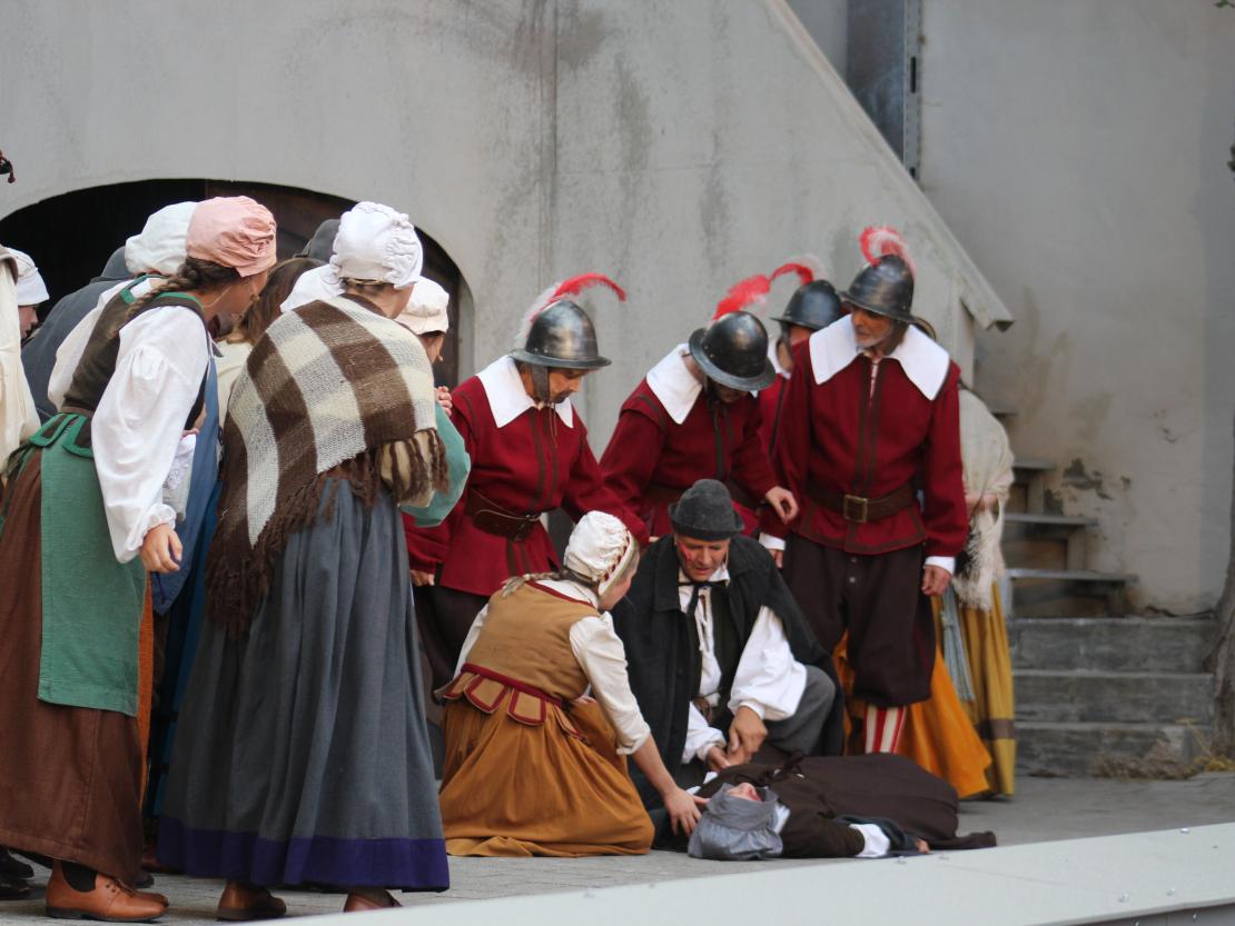 Das Bild zeigt eine Szene aus dem Stück "Der Bleisiegelfälscher"