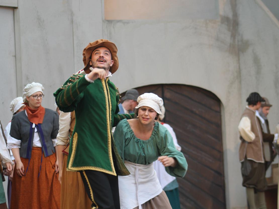 Das Bild zeigt eine Szene aus dem Stück "Der Bleisiegelfälscher"