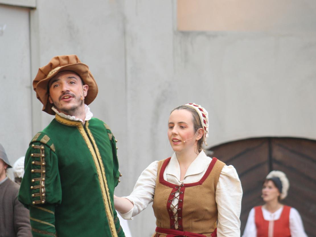 Das Bild zeigt eine Szene aus dem Stück "Der Bleisiegelfälscher"