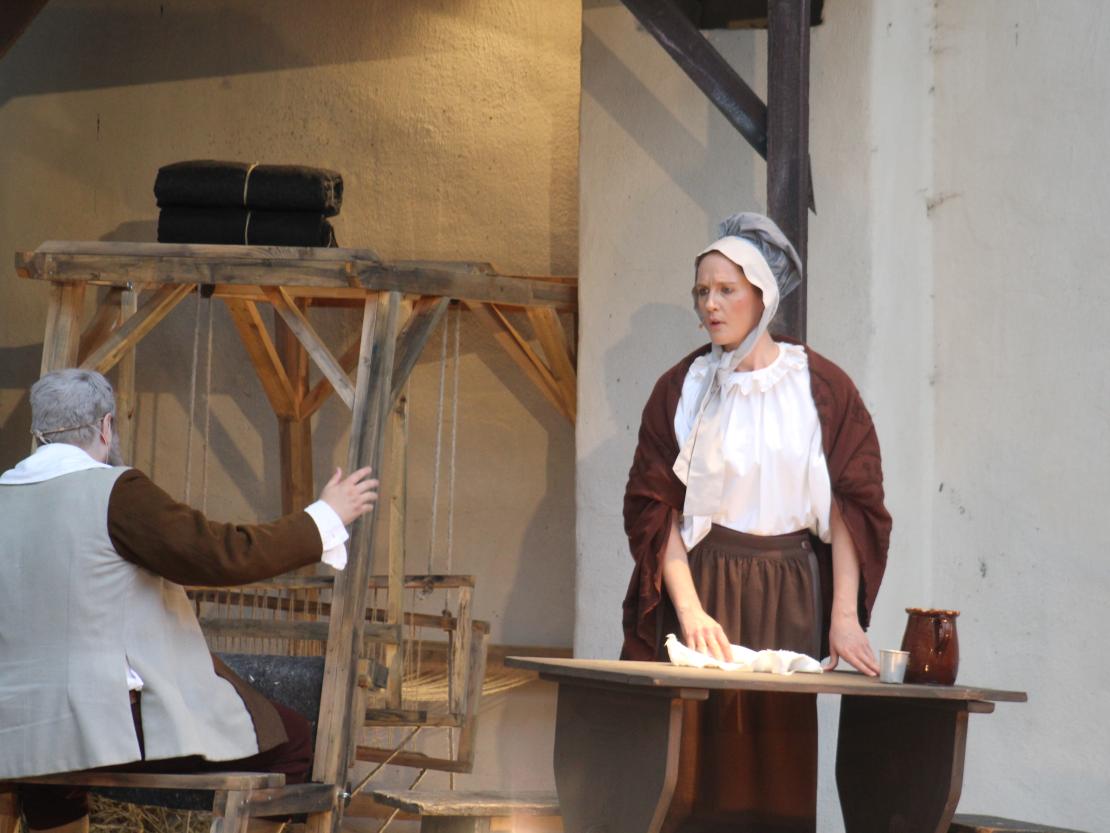 Das Bild zeigt eine Szene aus dem Stück "Der Bleisiegelfälscher"