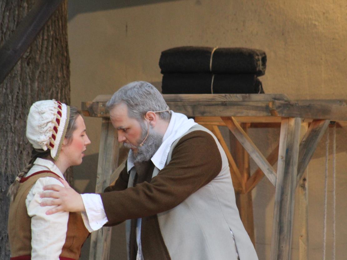 Das Bild zeigt eine Szene aus dem Stück "Der Bleisiegelfälscher"