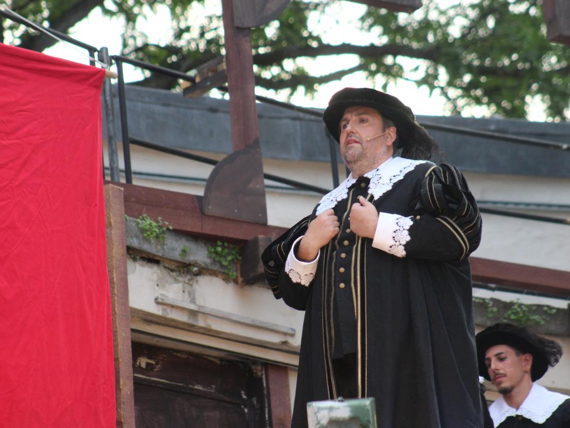 Das Bild zeigt eine Szene aus dem Stück "Der Bleisiegelfälscher"