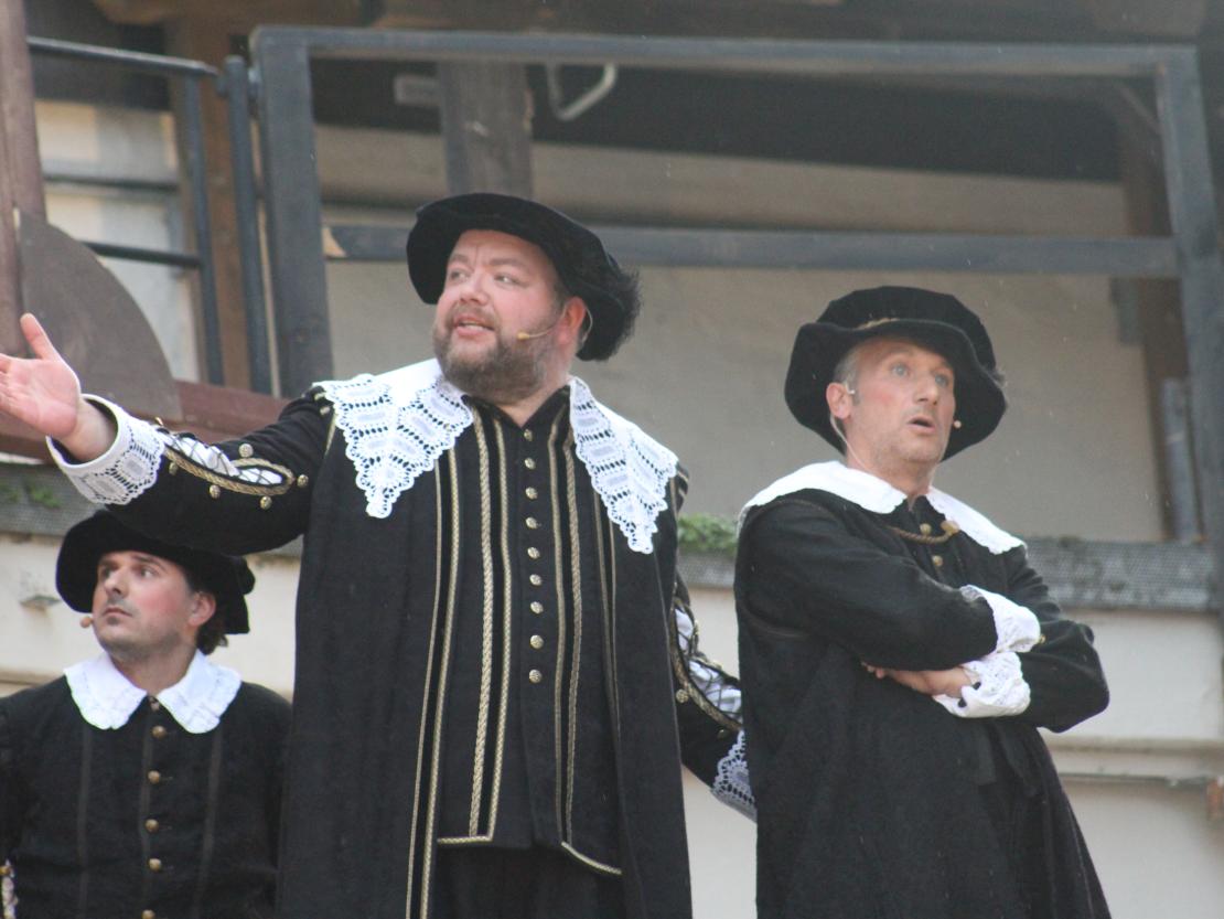 Das Bild zeigt eine Szene aus dem Stück "Der Bleisiegelfälscher"