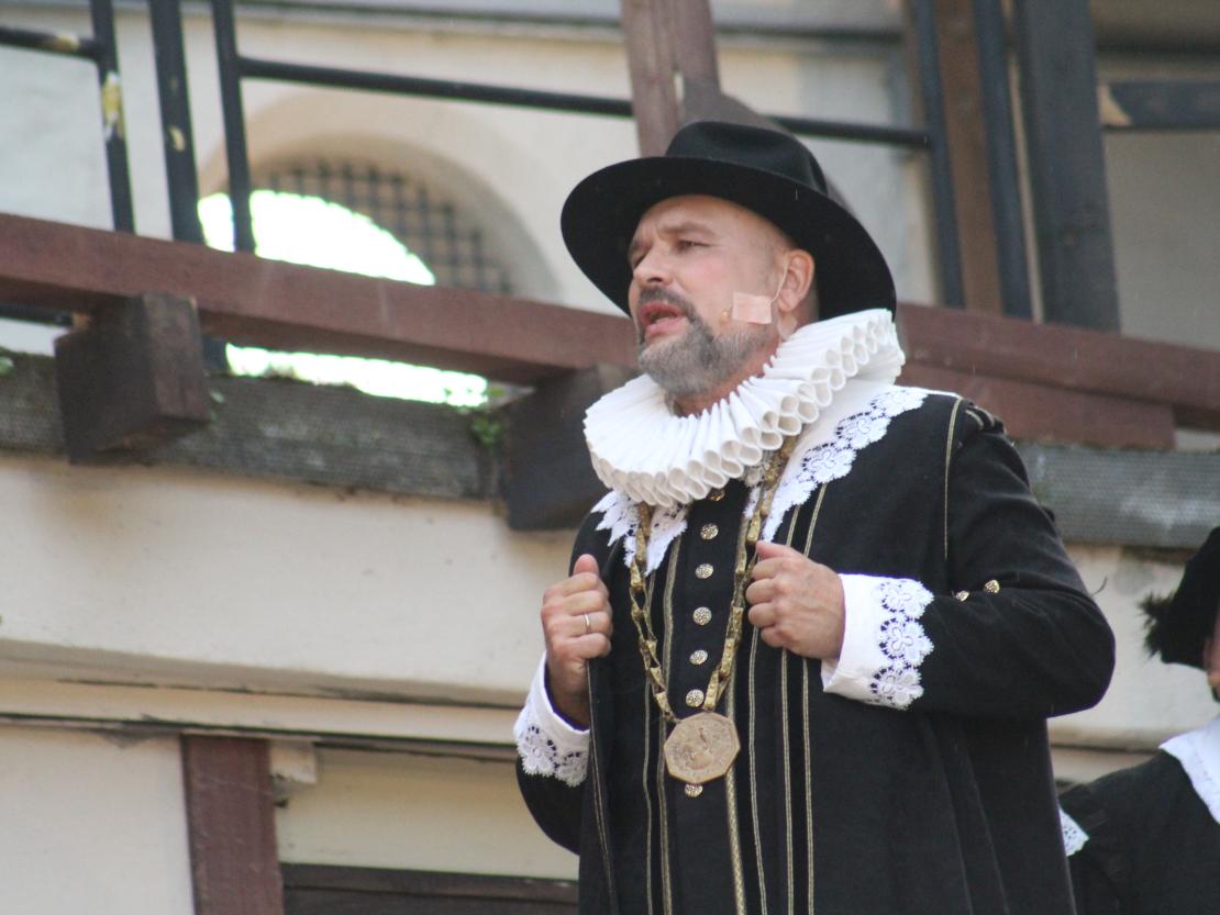 Das Bild zeigt eine Szene aus dem Stück "Der Bleisiegelfälscher"