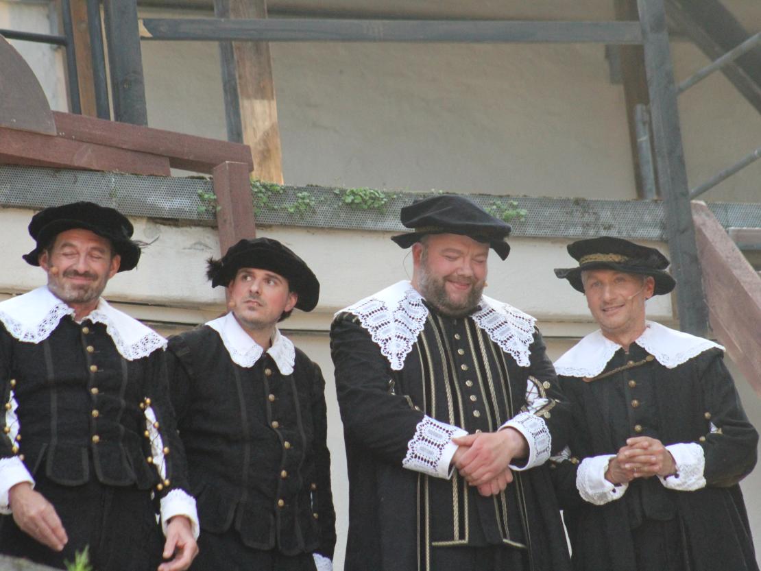 Das Bild zeigt eine Szene aus dem Stück "Der Bleisiegelfälscher"