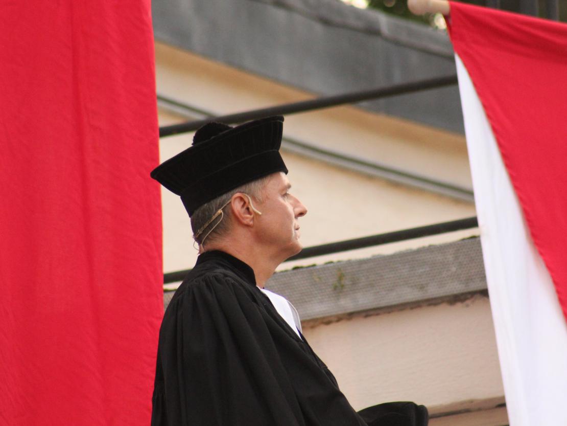 Das Bild zeigt eine Szene aus dem Stück "Der Bleisiegelfälscher"