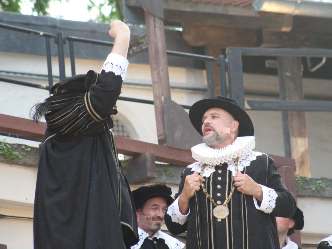 Das Bild zeigt eine Szene aus dem Stück "Der Bleisiegelfälscher"