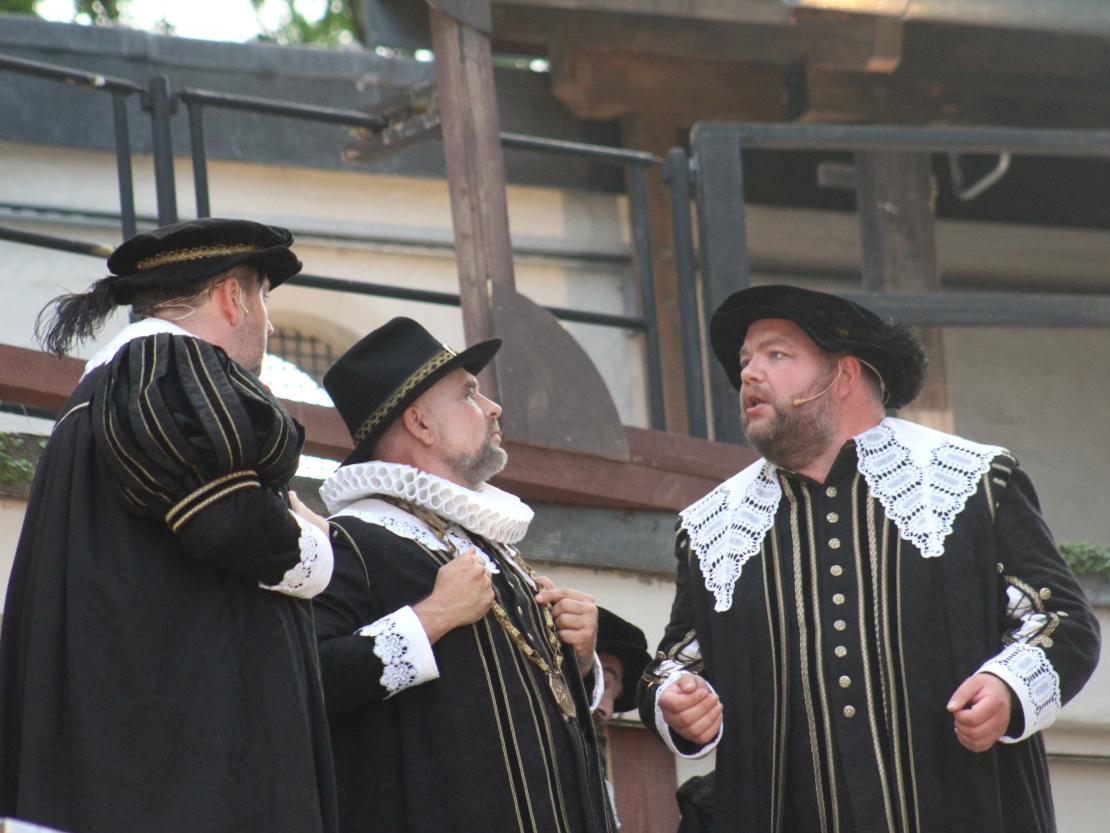 Das Bild zeigt eine Szene aus dem Stück "Der Bleisiegelfälscher"