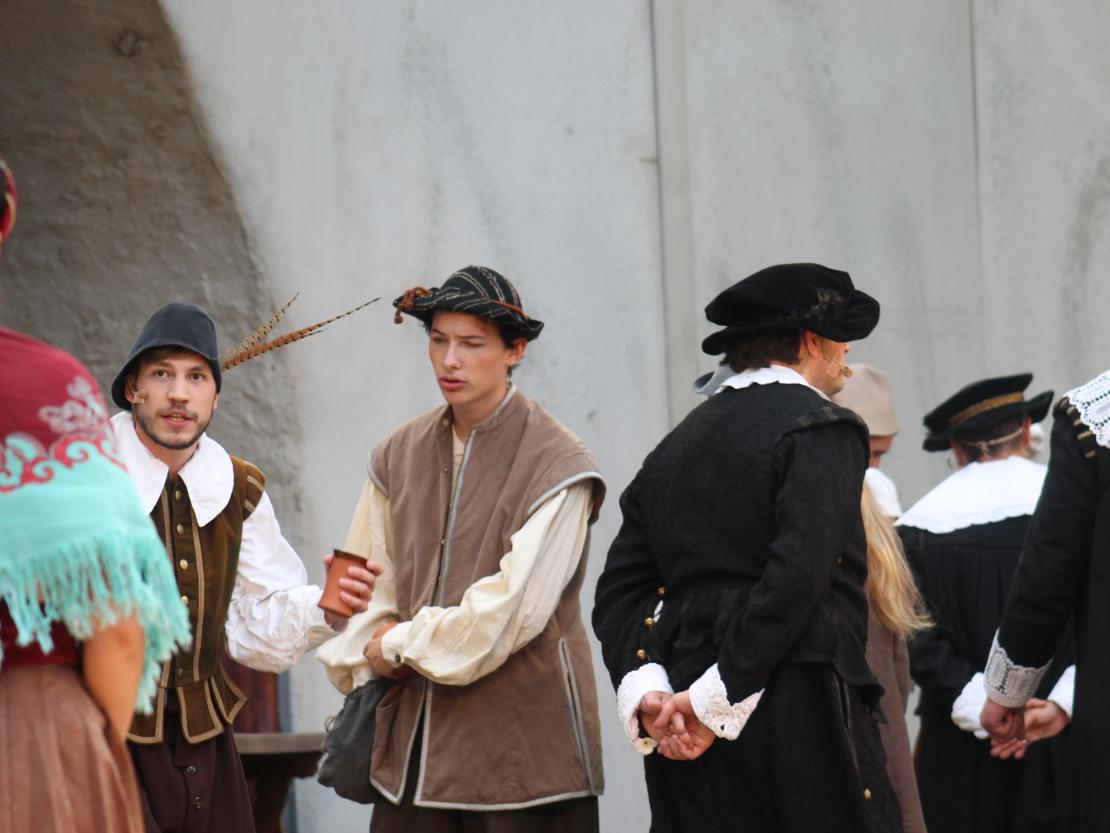 Das Bild zeigt eine Szene aus dem Stück "Der Bleisiegelfälscher"