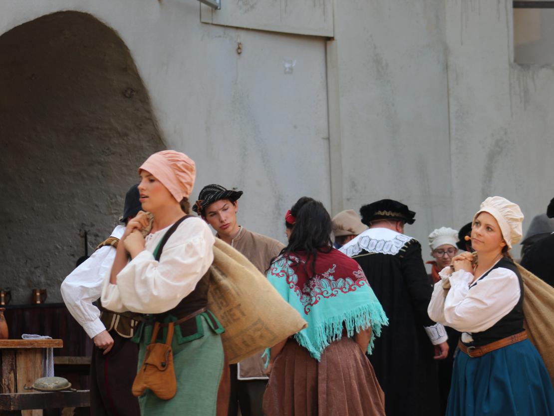 Das Bild zeigt eine Szene aus dem Stück "Der Bleisiegelfälscher"