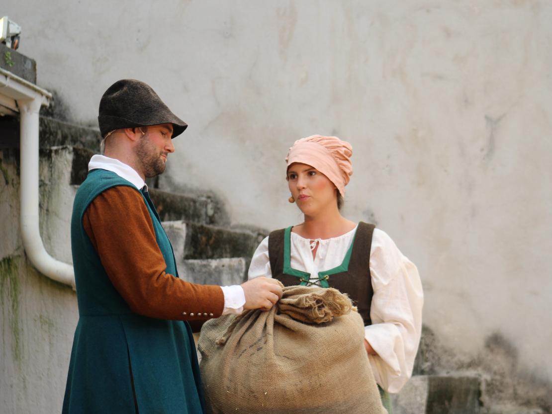 Das Bild zeigt eine Szene aus dem Stück "Der Bleisiegelfälscher"