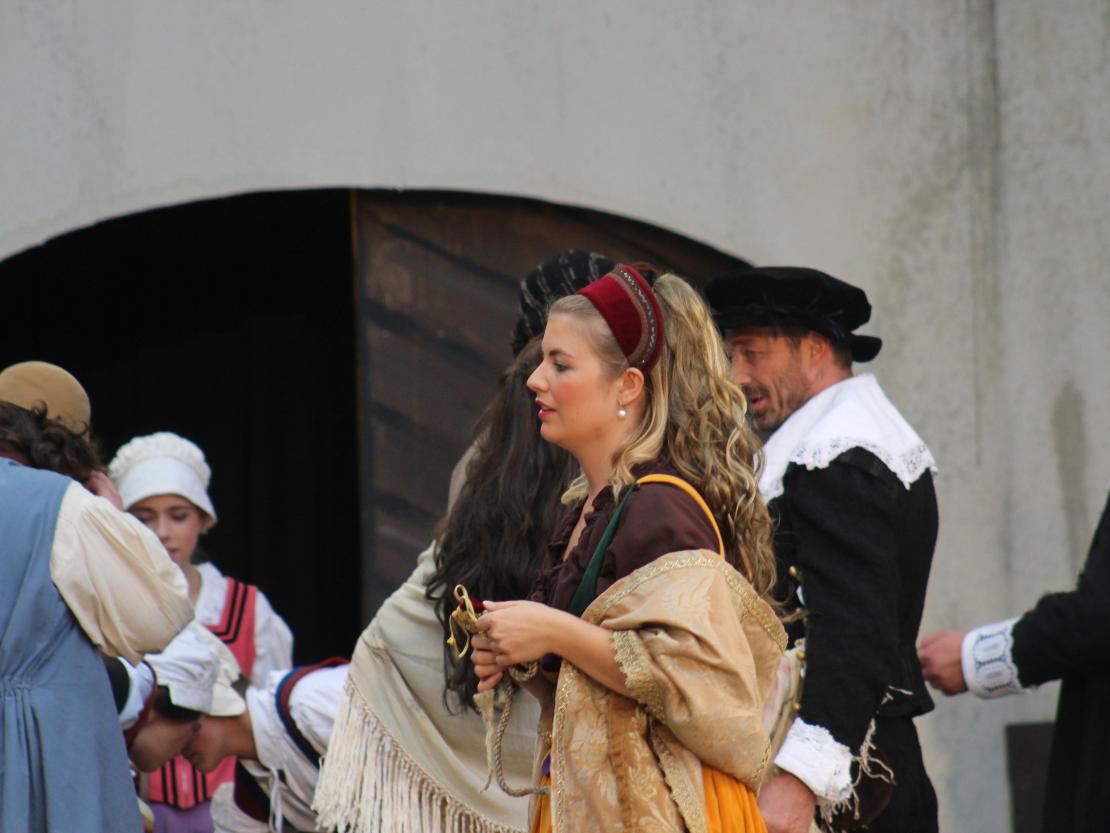 Das Bild zeigt eine Szene aus dem Stück  "Der Bleisiegelfälscher"