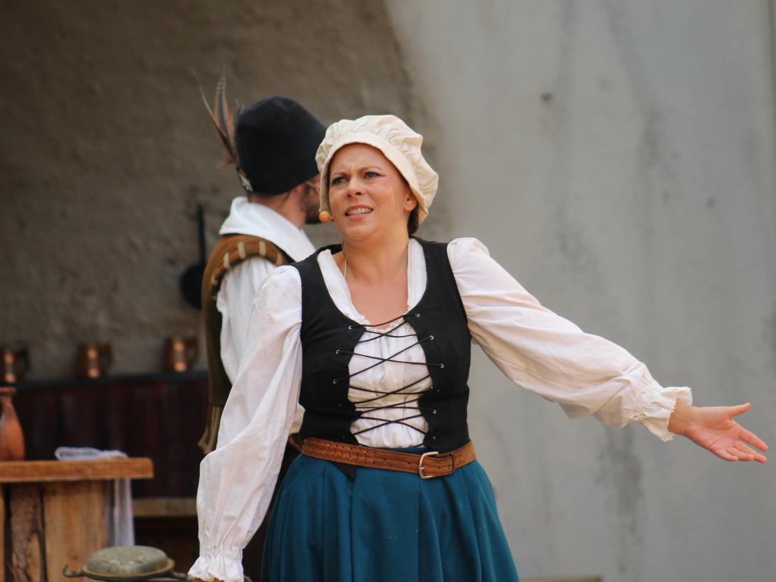 Das Bild zeigt eine Szene aus dem Stück  "Der Bleisiegelfälscher"