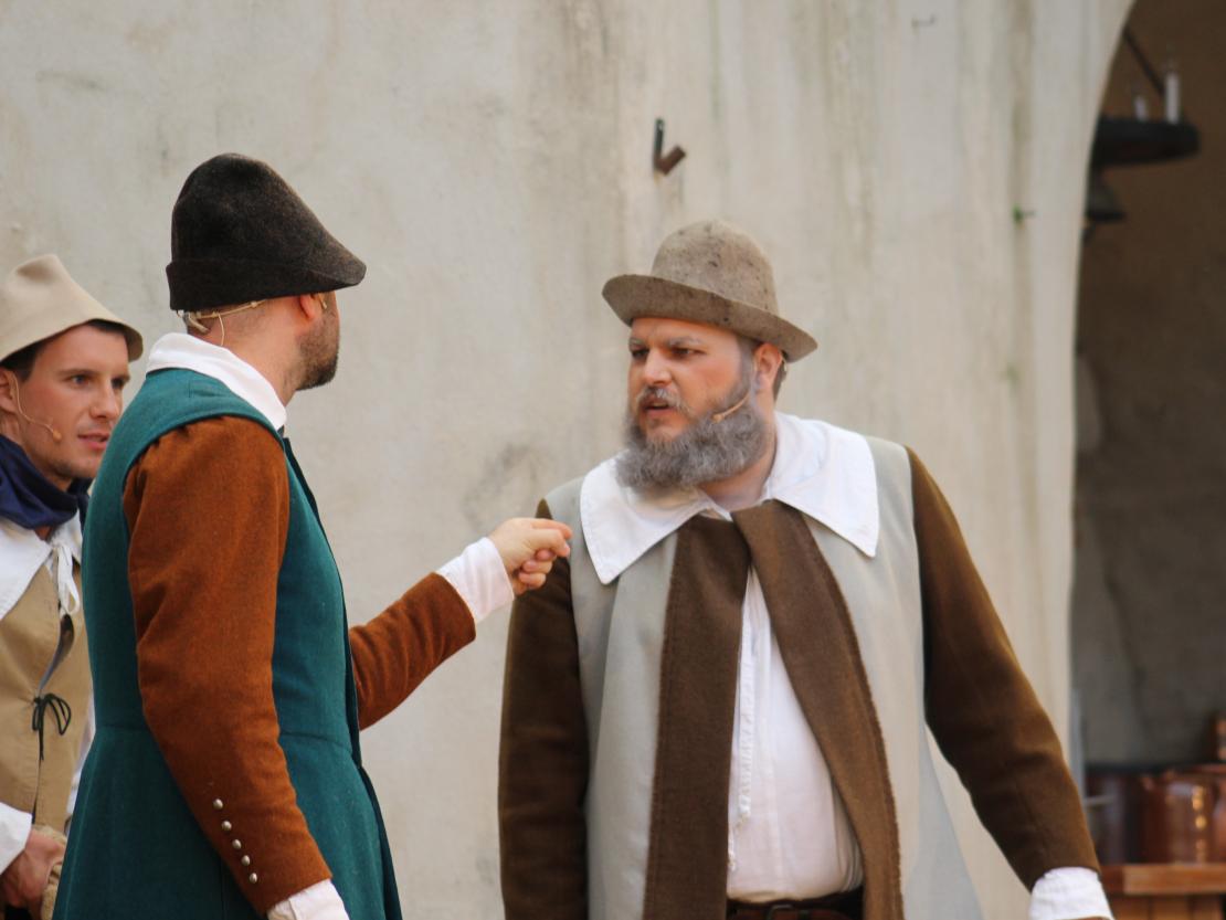 Das Bild zeigt eine Szene aus dem Stück  "Der Bleisiegelfälscher"