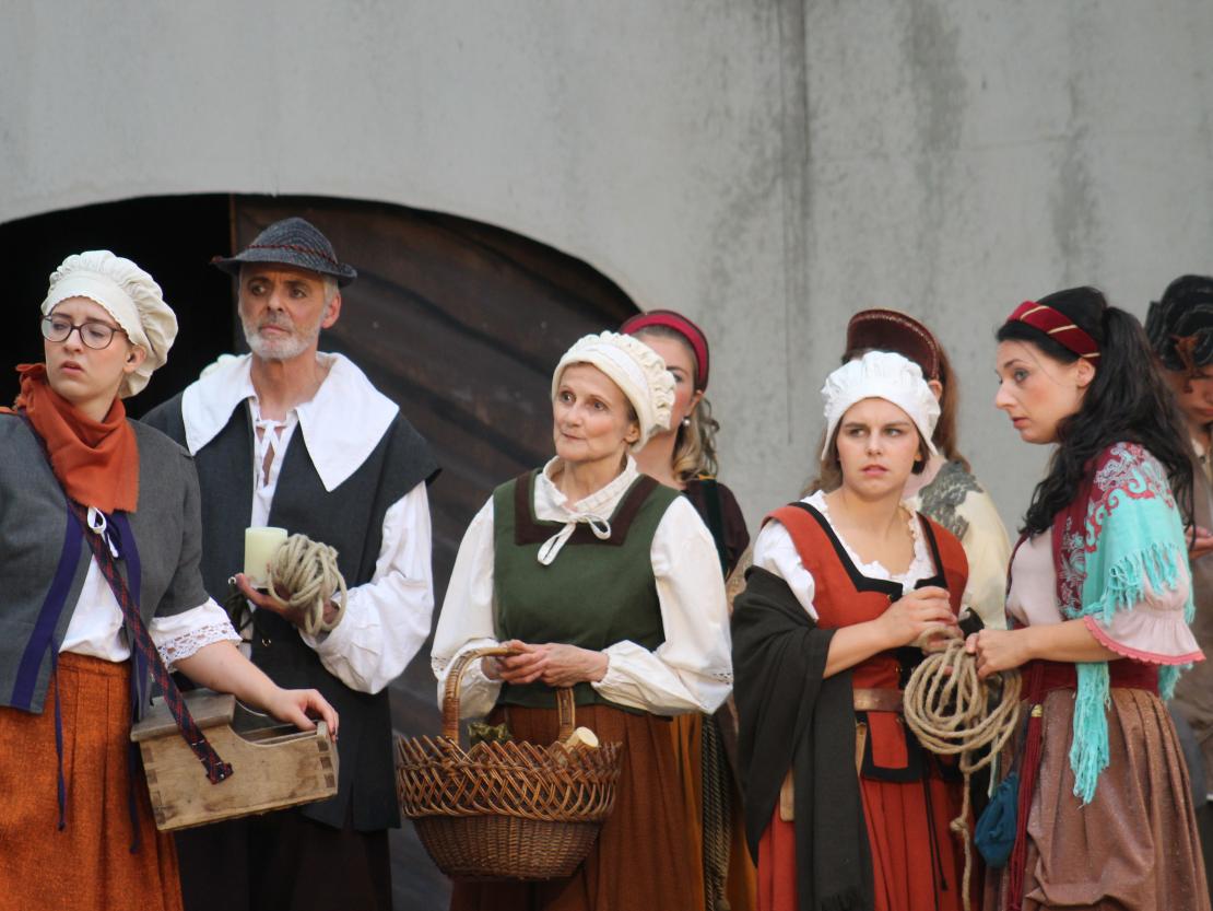 Das Bild zeigt eine Szene aus dem Stück  "Der Bleisiegelfälscher"