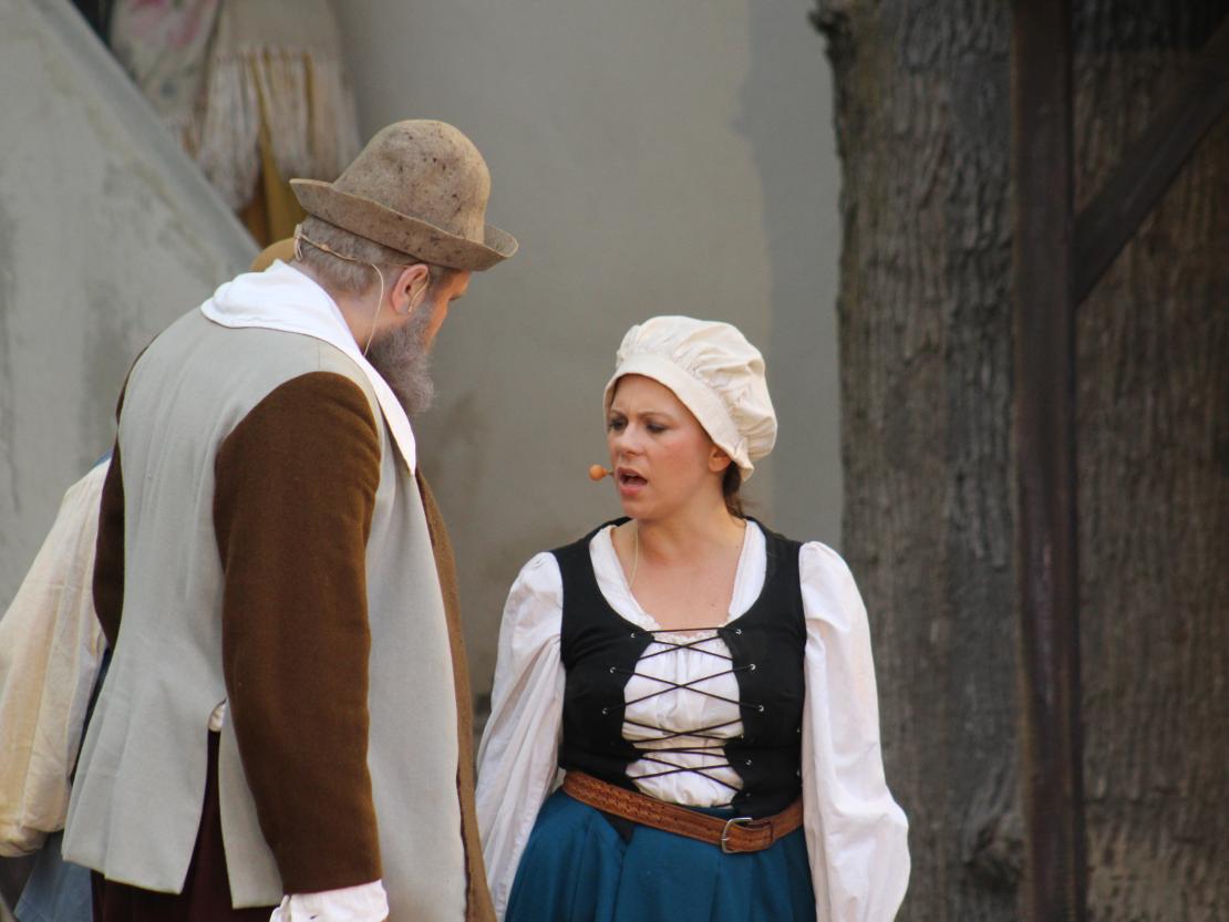 Das Bild zeigt eine Szene aus dem Stück  "Der Bleisiegelfälscher"