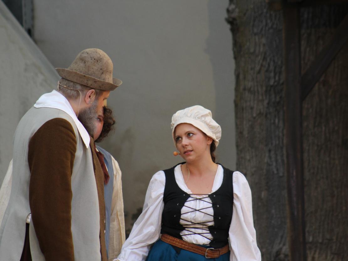 Das Bild zeigt eine Szene aus dem Stück  "Der Bleisiegelfälscher"