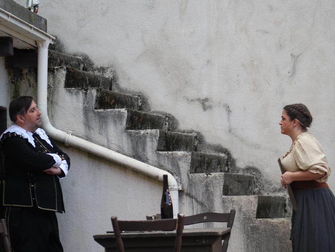 Das Bild zeigt eine Szene aus dem Stück  "Der Bleisiegelfälscher"