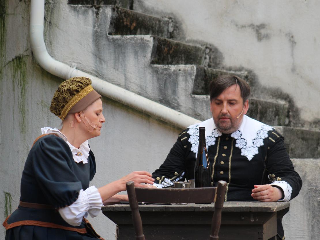 Das Bild zeigt eine Szene aus dem Stück  "Der Bleisiegelfälscher"