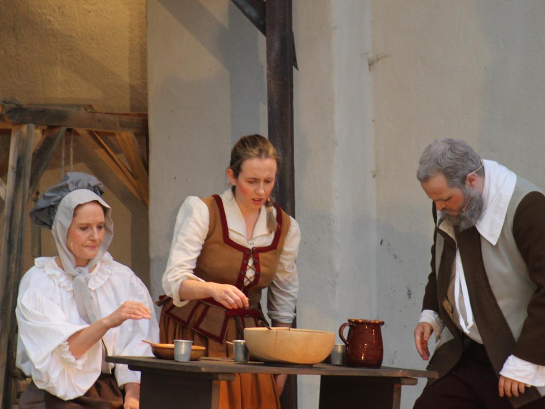 Das Bild zeigt eine Szene aus dem Stück  "Der Bleisiegelfälscher"