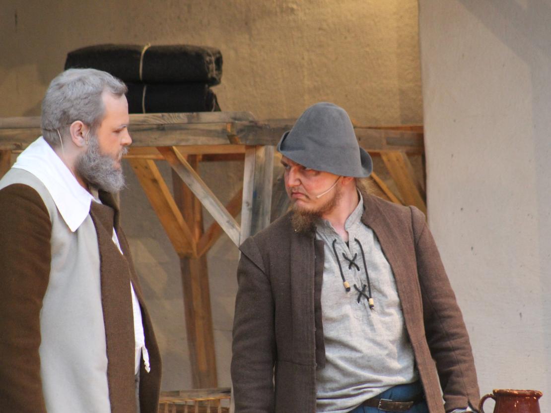 Das Bild zeigt eine Szene aus dem Stück  "Der Bleisiegelfälscher"