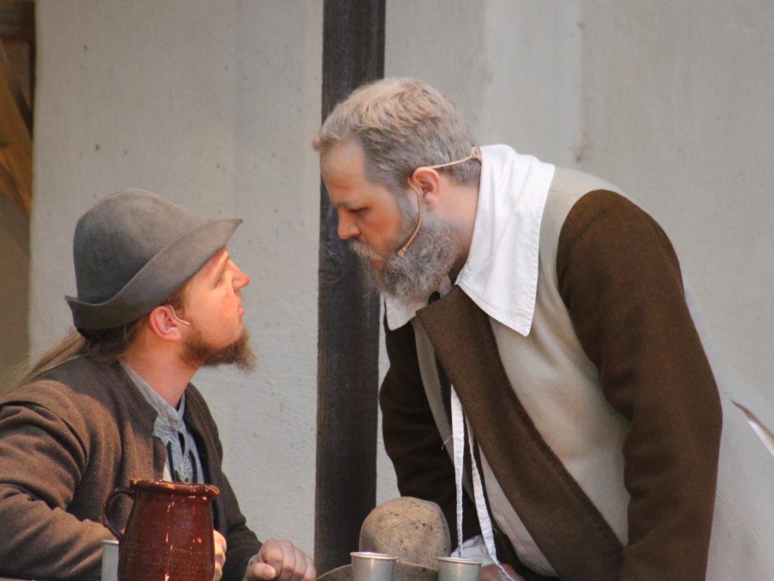 Das Bild zeigt eine Szene aus dem Stück  "Der Bleisiegelfälscher"