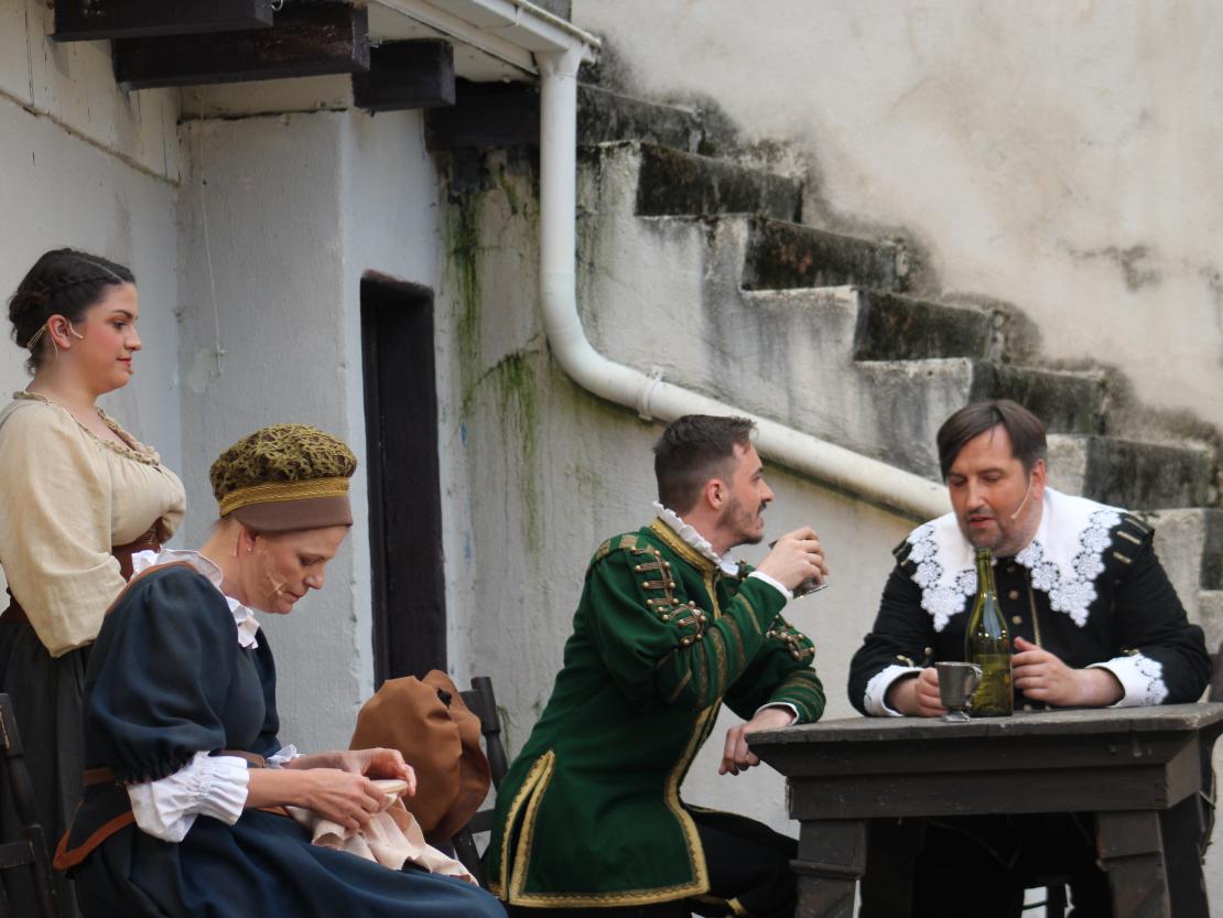 Das Bild zeigt eine Szene aus dem Stück  "Der Bleisiegelfälscher"