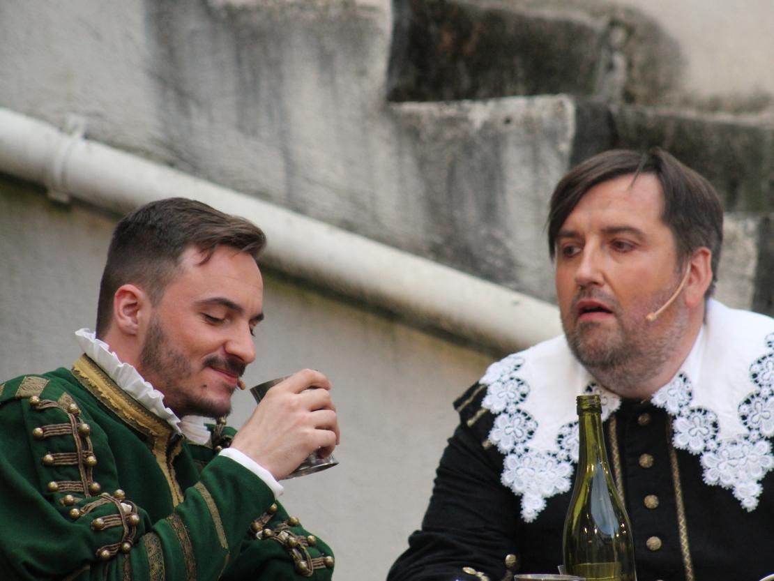 Das Bild zeigt eine Szene aus dem Stück  "Der Bleisiegelfälscher"