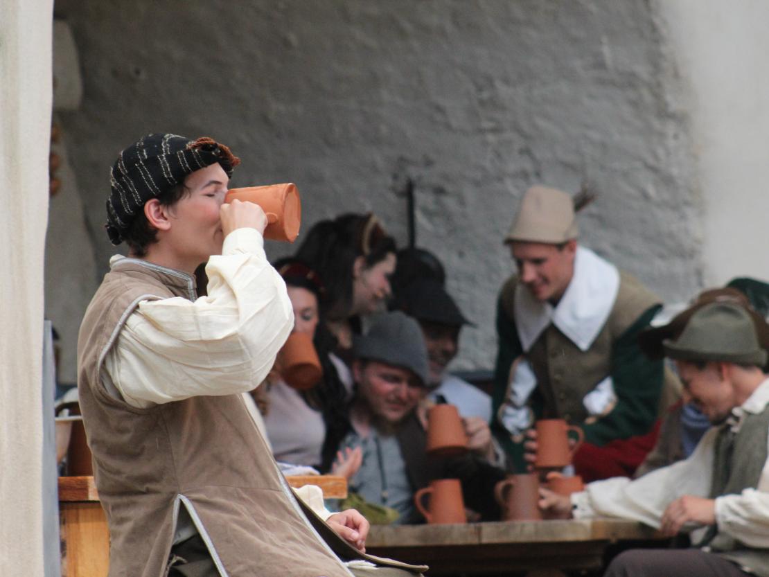 Das Bild zeigt eine Szene aus dem Stück  "Der Bleisiegelfälscher"