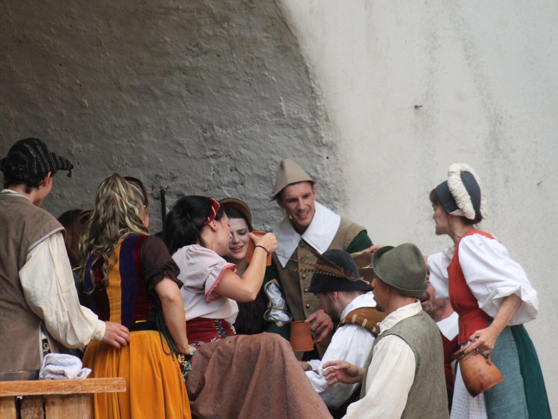 Das Bild zeigt eine Szene aus dem Stück  "Der Bleisiegelfälscher"