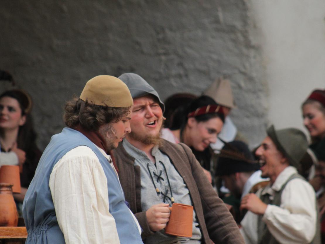 Das Bild zeigt eine Szene aus dem Stück  "Der Bleisiegelfälscher"